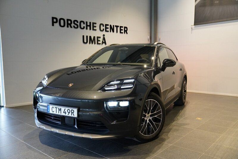 Grå Begagnad 2024 Porsche Macan SUV | 999 000 kr - Bild 1/4