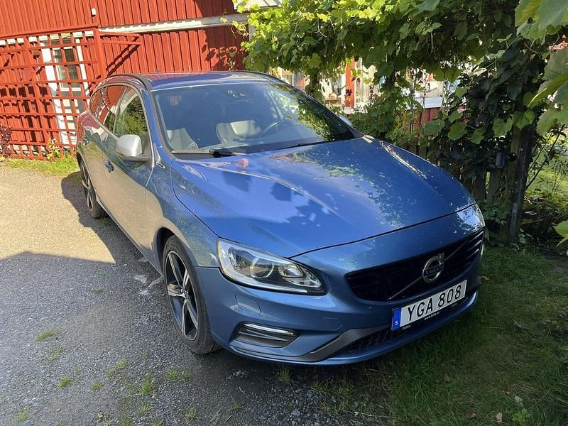 Blå Begagnad 2017 Volvo V60 Kombi | 180 000 kr (Lite dyr) - Bild 1/4