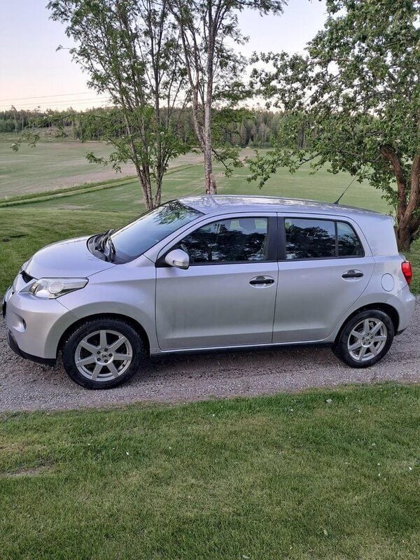 Silver Begagnad 2009 Toyota Urban Cruiser SUV | 39 000 kr (Bra pris) - Bild 1/2