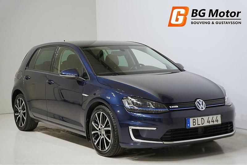 Mörkblå Begagnad 2016 VW e-Golf Halvkombi | 104 900 kr (Marknadspris) - Bild 1/3