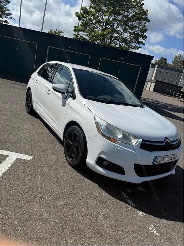 Vit Begagnad 2010 Citroën C4 Halvkombi | 69 500 kr - Bild 1/4