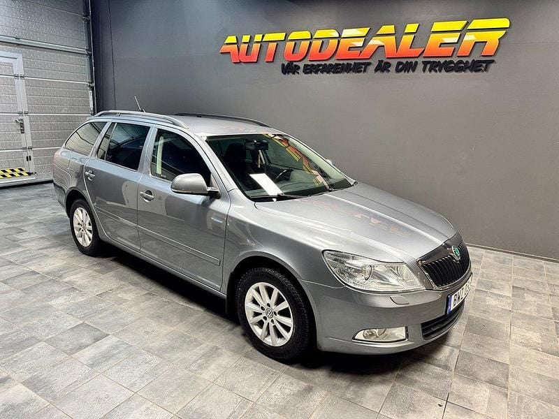 Mörkgrå (grå) Begagnad 2012 Skoda Octavia Elegance Kombi | 84 900 kr (Marknadspris) - Bild 1/4