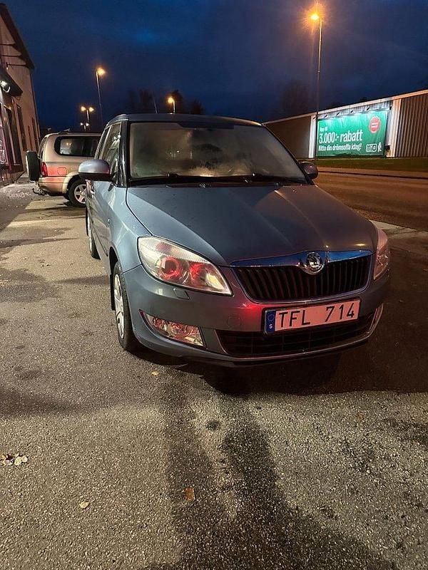 Ljusgrå Begagnad 2011 Skoda Fabia Ambiente Halvkombi | 34 900 kr (Marknadspris) - Bild 1/4