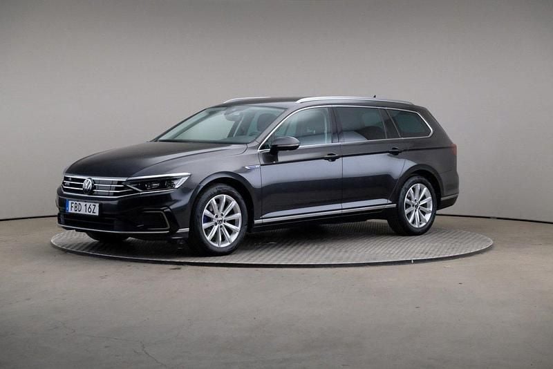 Mörkgrå (grå) Begagnad 2022 VW Passat Executive Kombi | 315 000 kr (Dyr) - Bild 1/4