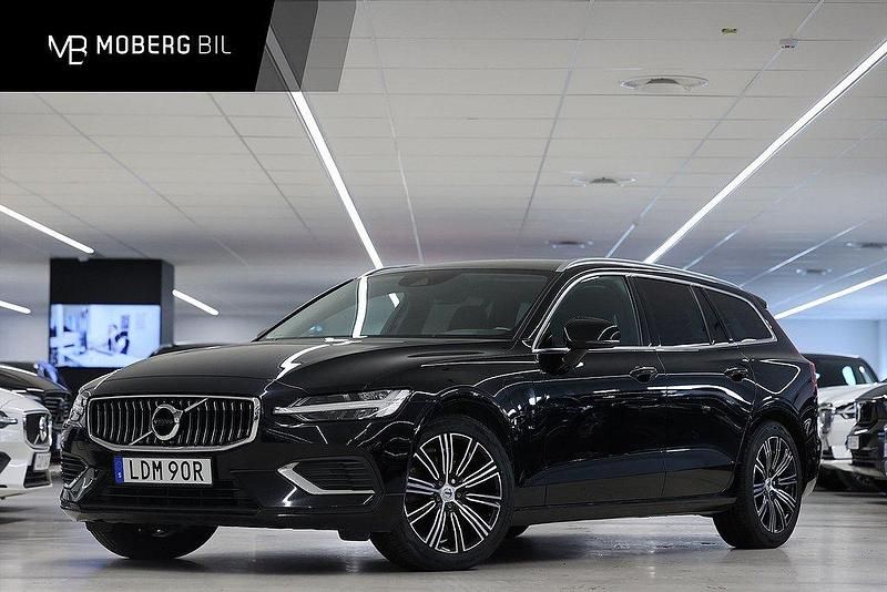 Svart Begagnad 2021 Volvo V60 Momentum Kombi | 319 900 kr (Marknadspris) - Bild 1/3