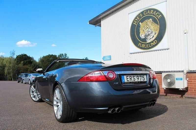 Mörkgrå (slate grey met) Begagnad 2007 Jaguar XKR Cab | 335 000 kr - Bild 1/4