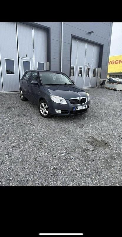 Grå Begagnad 2009 Skoda Fabia Halvkombi | 26 000 kr (Marknadspris) - Bild 1/4