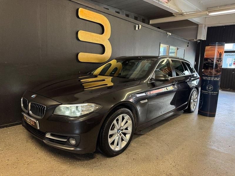 Grå Begagnad 2017 BMW 520 Kombi | 129 900 kr (Lite dyr) - Bild 1/4
