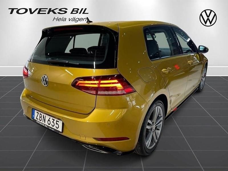 Begagnad VW Golf VII R-line Plus 110 HK (80 kW) 2018 Kurkuma yellow metallic