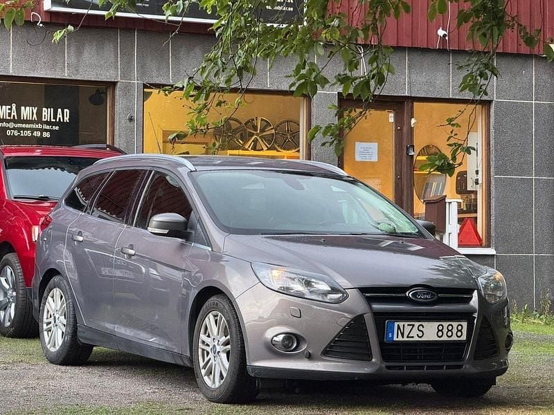 Brun Begagnad 2013 Ford Focus Titanium Kombi | 71 000 kr (Marknadspris) - Bild 1/4