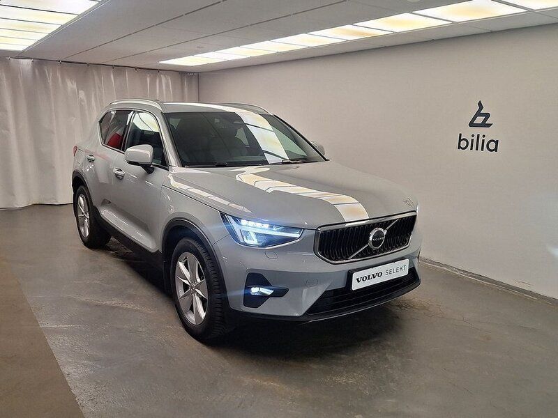 Grå Begagnad 2023 Volvo XC40 Core SUV | 344 000 kr (Marknadspris) - Bild 1/4