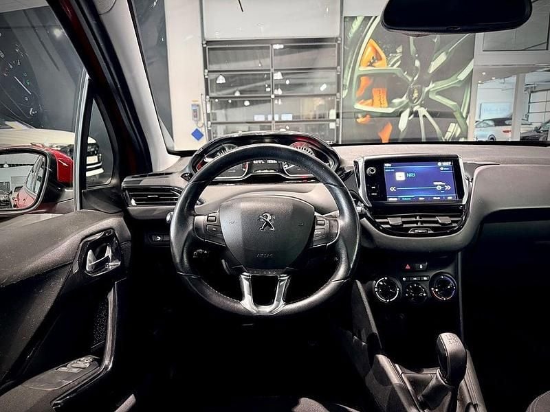 Begagnad Peugeot 208 82 HK (60 kW) 2017 Röd Halvkombi