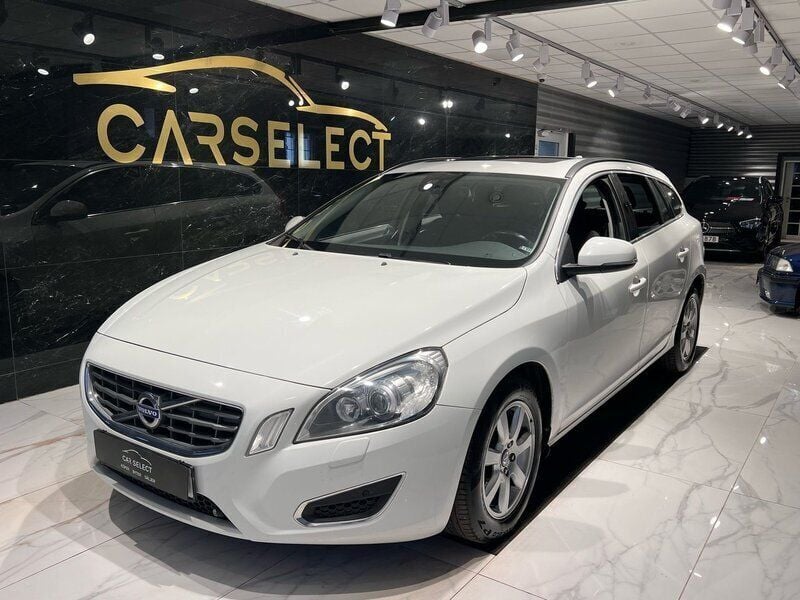 Vit Begagnad 2012 Volvo V60 Momentum Kombi | 89 900 kr (Marknadspris) - Bild 1/4