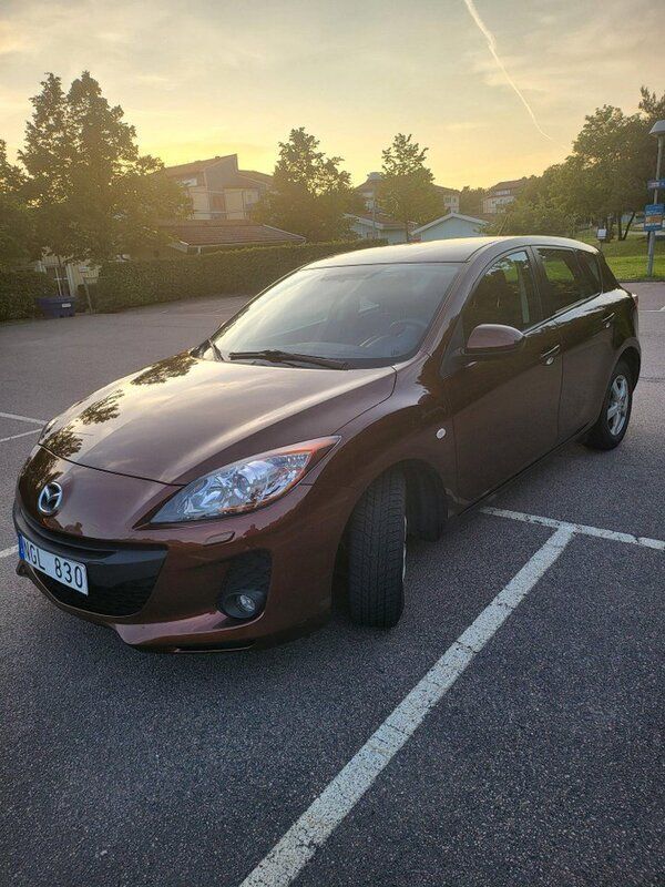 Brun Begagnad 2013 Mazda 3 Halvkombi | 80 000 kr (Marknadspris) - Bild 1/4