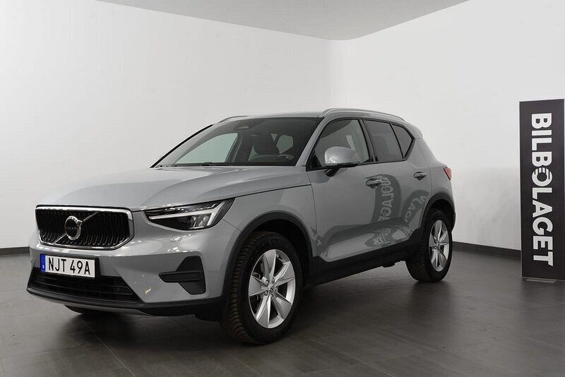 Grå Begagnad 2023 Volvo XC40 Core SUV | 354 800 kr (Bra pris) - Bild 1/4