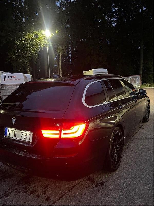 Svart Begagnad 2012 BMW 520 Kombi | 90 000 kr (Dyr) - Bild 1/4