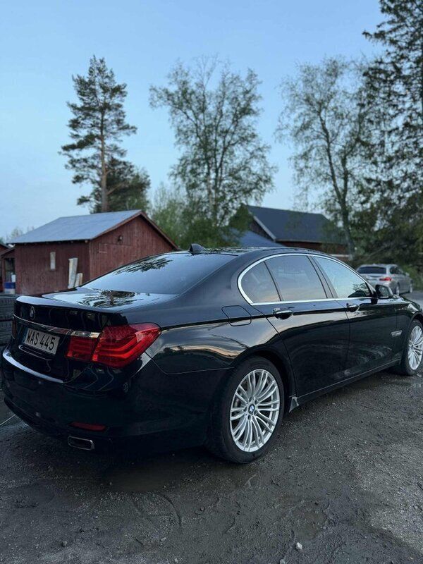 Svart Begagnad 2012 BMW 740 Sedan | 149 000 kr - Bild 1/4