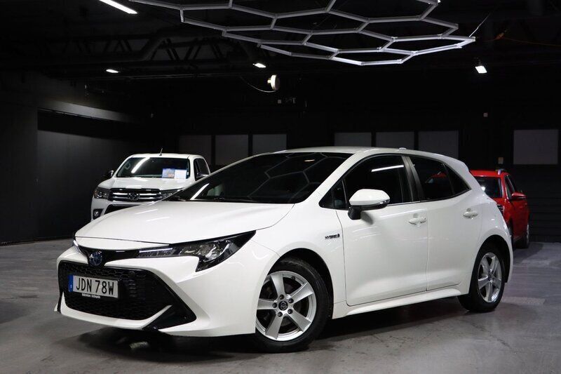 Vit Begagnad 2019 Toyota Corolla Hybrid Life Halvkombi | 174 900 kr (Marknadspris) - Bild 1/4