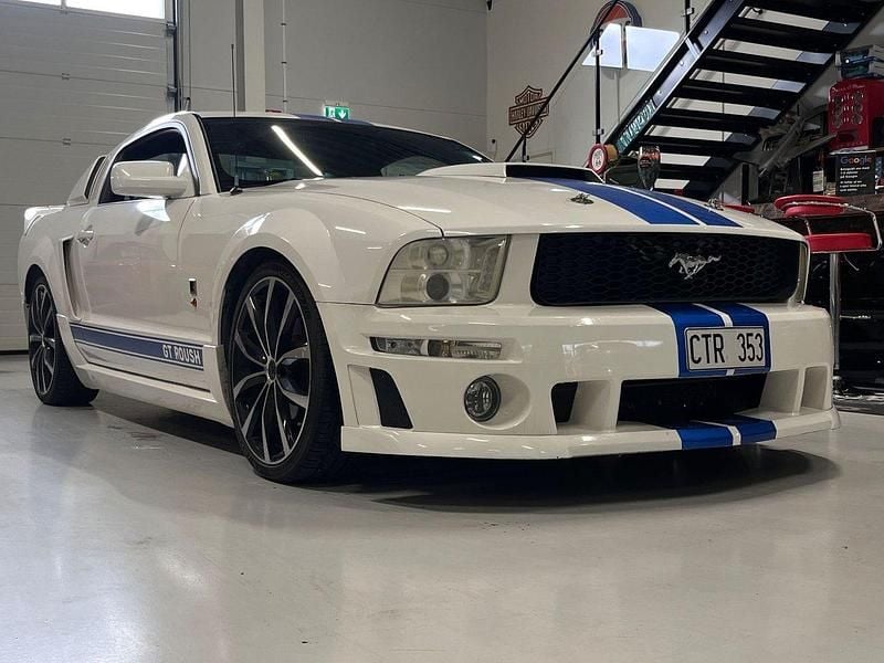 Vit Begagnad 2005 Ford Mustang GT Sportkupé | 199 000 kr (Marknadspris) - Bild 1/4
