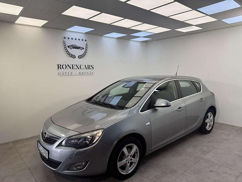 Grå Begagnad 2010 Opel Astra Enjoy Halvkombi | 39 900 kr (Marknadspris) - Bild 1/4