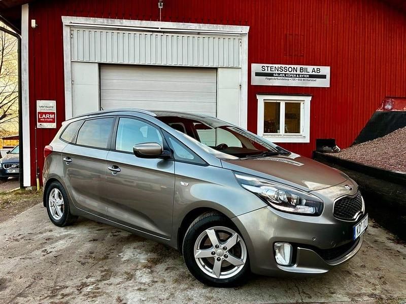 Grå Begagnad 2015 Kia Carens Minibuss | 119 000 kr (Marknadspris) - Bild 1/4