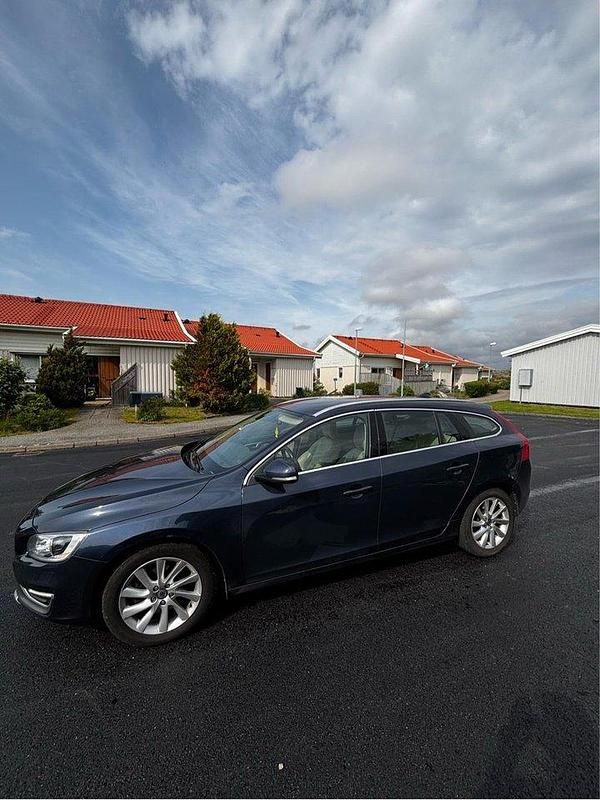 Blå Begagnad 2014 Volvo V60 Summum Kombi | 69 999 kr (Bra pris) - Bild 1/4