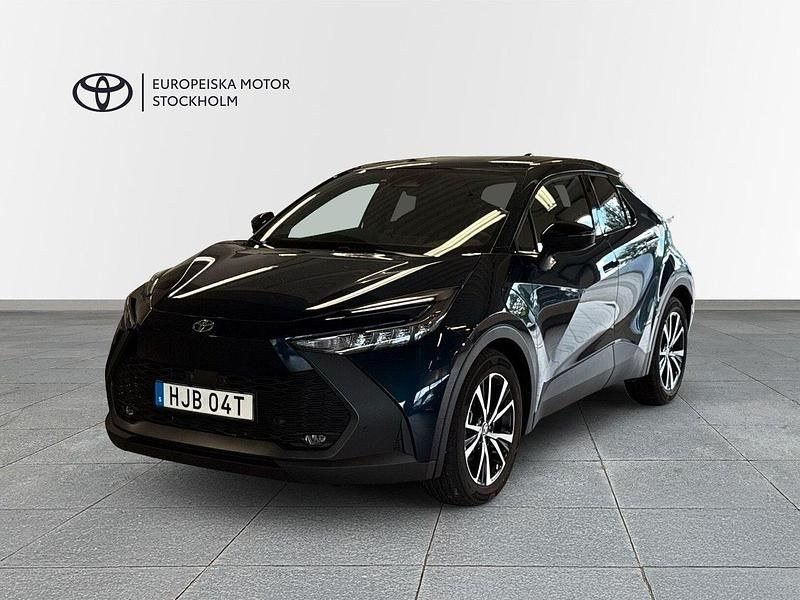Blå Begagnad 2025 Toyota C-HR Style SUV | 364 899 kr (Marknadspris) - Bild 1/4
