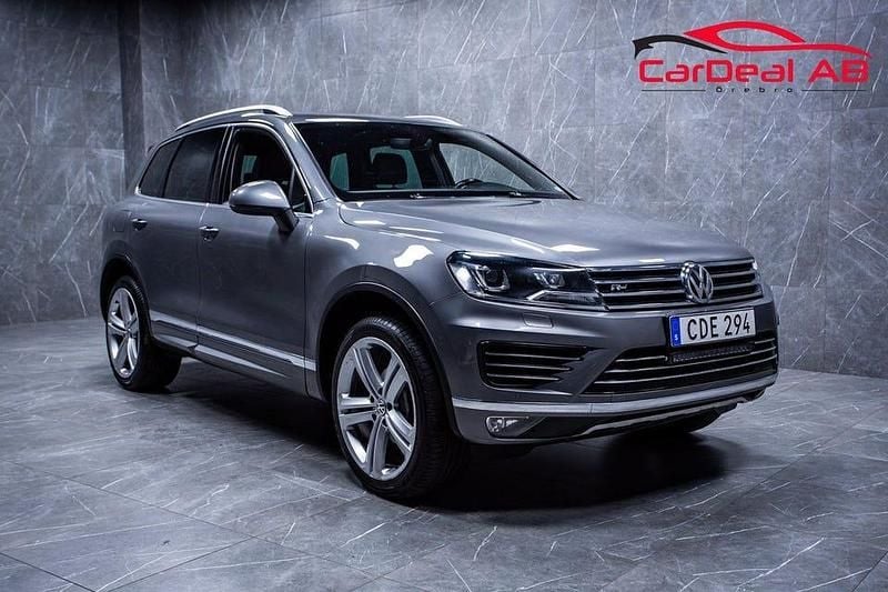 Grå Begagnad 2017 VW Touareg R-line SUV | 154 800 kr (Dyr) - Bild 1/4