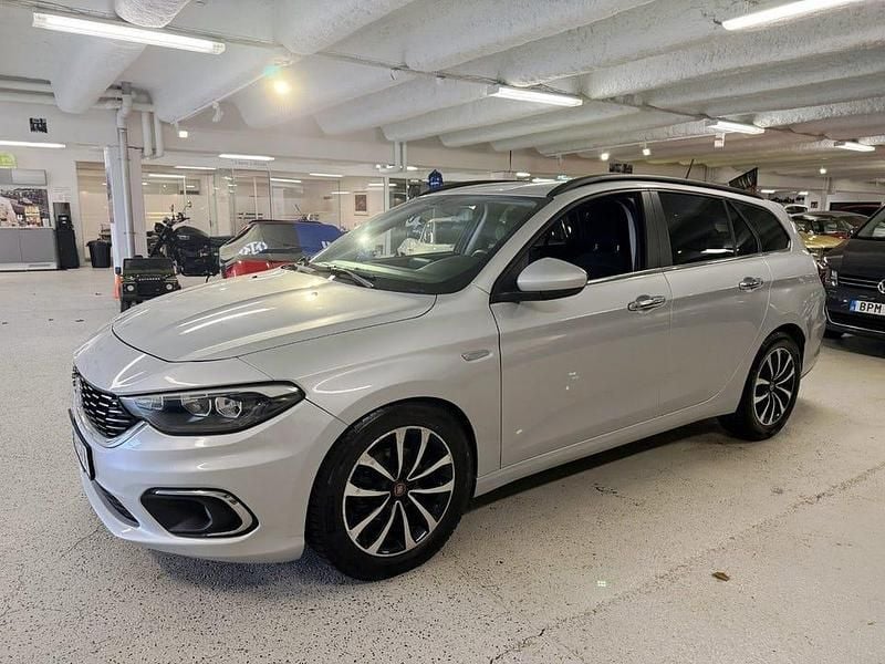 Grå Begagnad 2020 Fiat Tipo Halvkombi | 99 900 kr (Dyr) - Bild 1/4