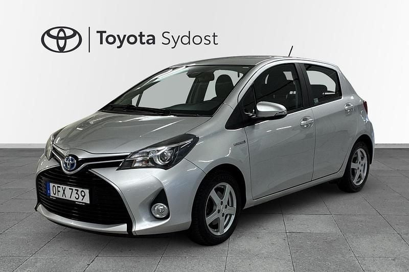 Silver Begagnad 2016 Toyota Yaris Hybrid Active | 132 000 kr (Superpris) - Bild 1/4