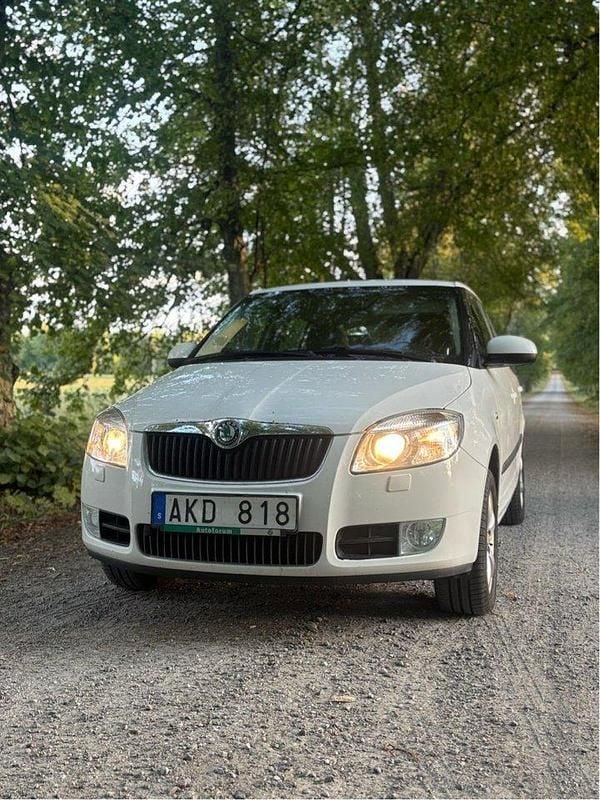 Vit Begagnad 2009 Skoda Fabia Halvkombi | 24 999 kr (Marknadspris) - Bild 1/4