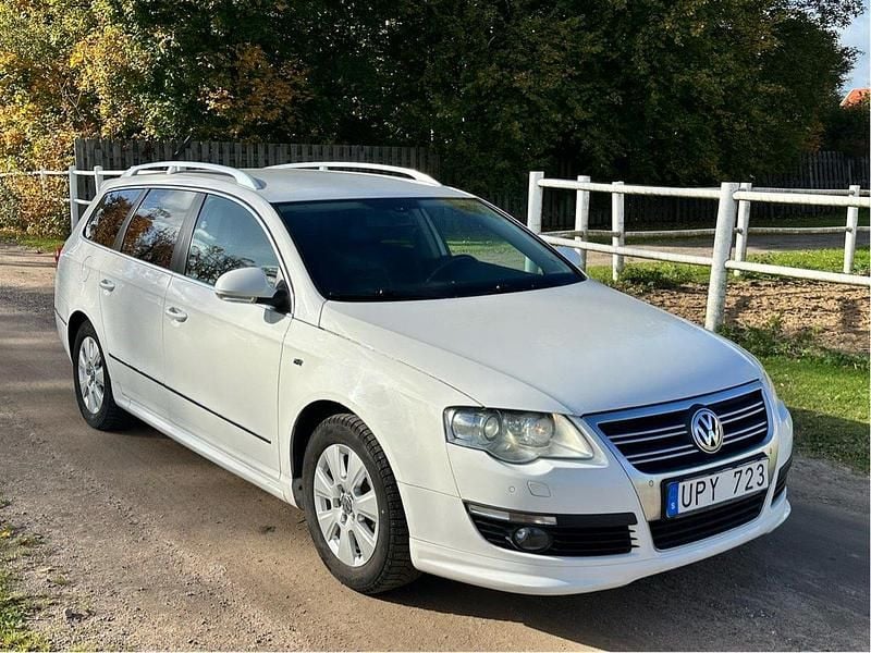 Vit Begagnad 2010 VW Passat R-line Kombi | 55 000 kr (Marknadspris) - Bild 1/4