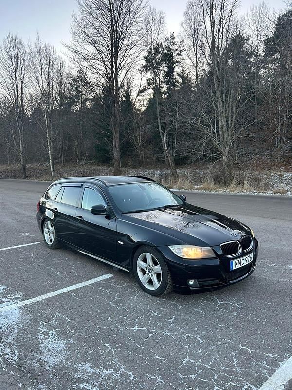 26800 Begagnad 2011 BMW 318 Kombi | 62 000 kr (Marknadspris) - Bild 1/4