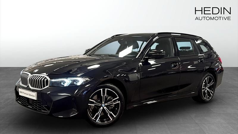 Svart (black) Begagnad 2025 BMW 330e Comfort Edition Kombi | 494 700 kr (Marknadspris) - Bild 1/4