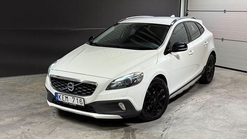 Vit Begagnad 2013 Volvo V40 CC Summum Kombi | 147 800 kr (Marknadspris) - Bild 1/4