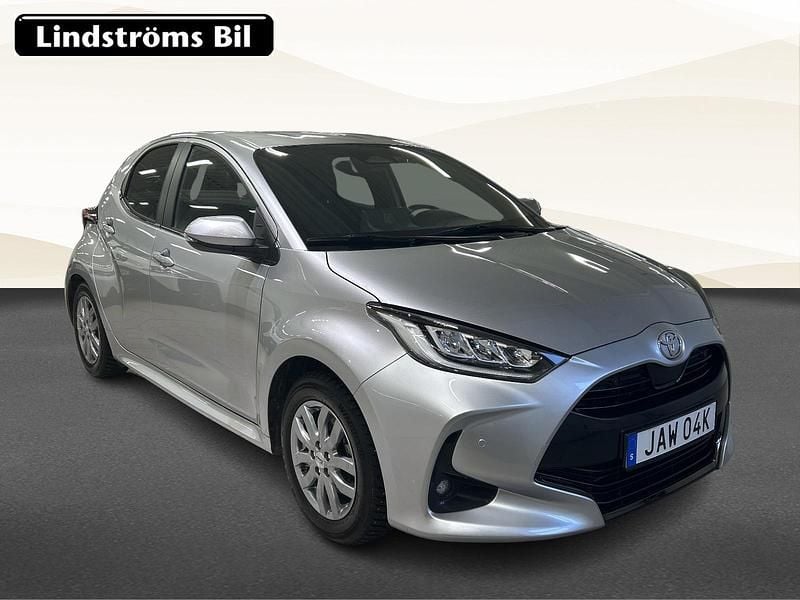 Begagnad Toyota Yaris Hybrid Style 132 HK (97 kW) 2024 Silver Halvkombi