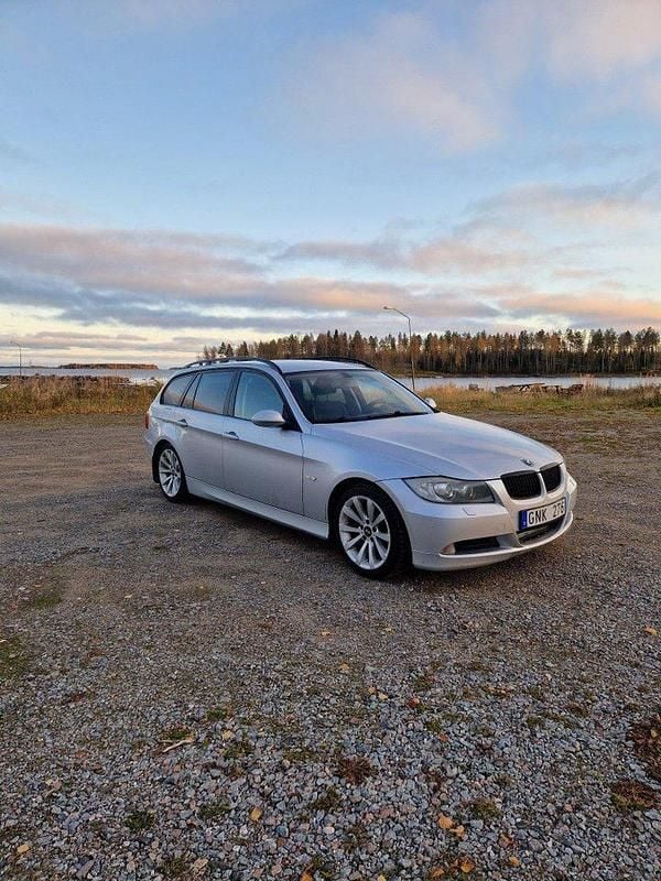 Grå Begagnad 2008 BMW 320 Advantage Kombi | 31 000 kr (Superpris) - Bild 1/4