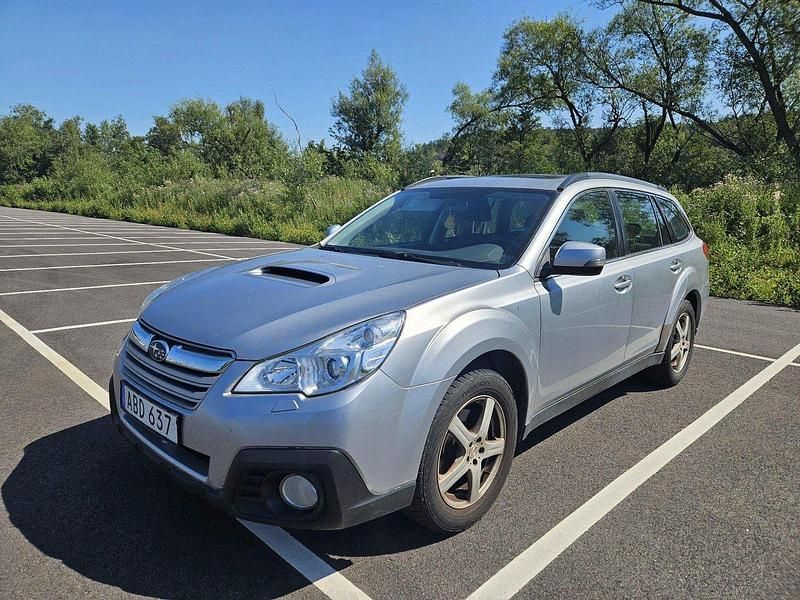 Silver Begagnad 2014 Subaru Outback SUV | 93 900 kr (Marknadspris) - Bild 1/4