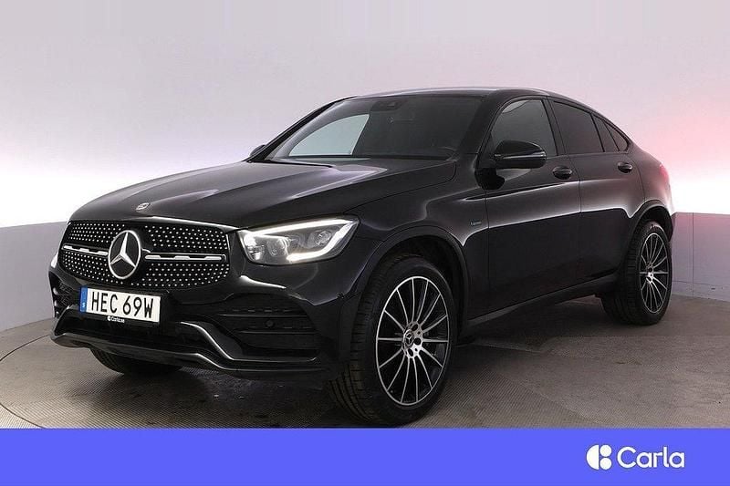 Svart Begagnad 2021 Mercedes GLC300e AMG Sportkupé | 486 900 kr (Bra pris) - Bild 1/4