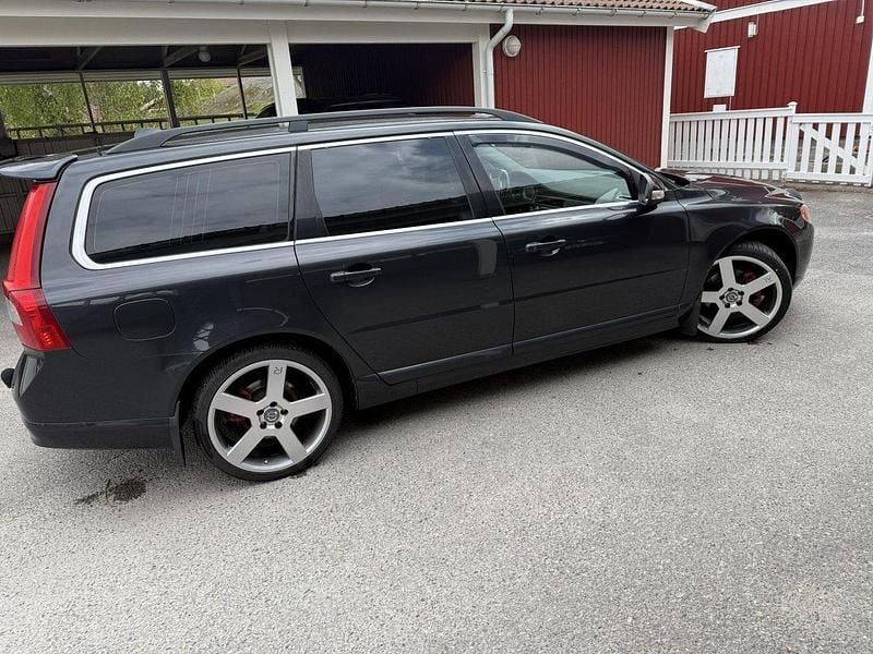 Grå Begagnad 2011 Volvo V70 Momentum Kombi | 70 000 kr (Superpris) - Bild 1/4