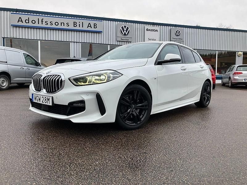 Vit Begagnad 2020 BMW M140 M Sport Halvkombi | 233 000 kr - Bild 1/4