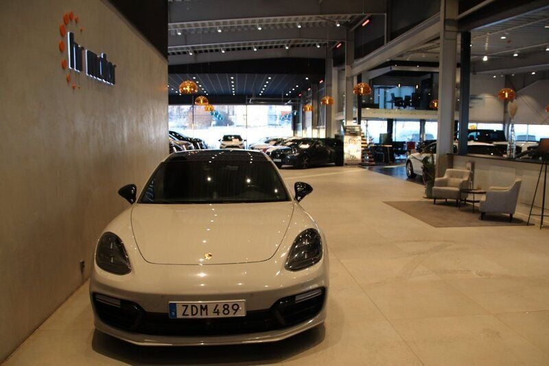 Grå Begagnad 2018 Porsche Panamera Turbo S Sport Turismo Sedan | 979 000 kr - Bild 1/4