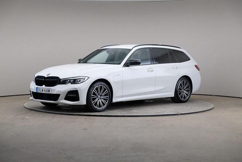 Vit (alpinvit) Begagnad 2020 BMW 330e M Sport Kombi | 325 000 kr (Marknadspris) - Bild 1/4
