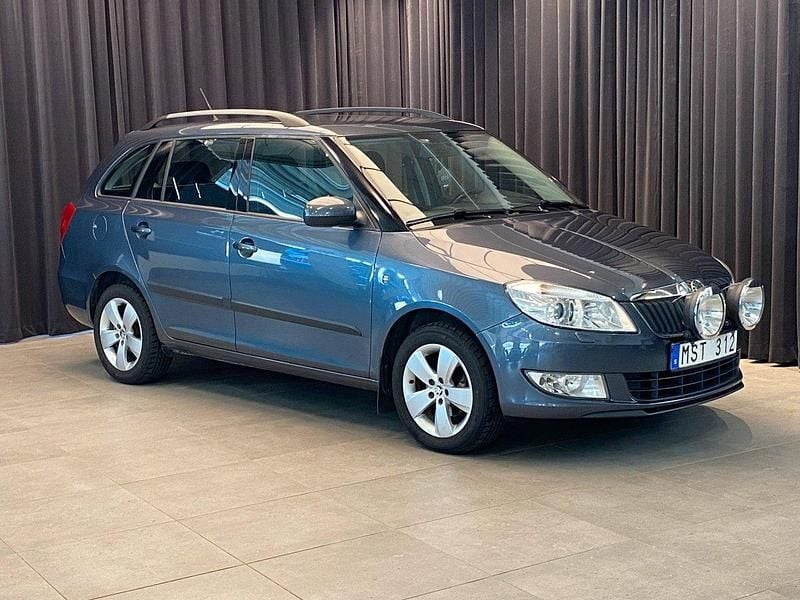 Mörkgrå Begagnad 2012 Skoda Fabia Elegance Kombi | 49 900 kr (Marknadspris) - Bild 1/4