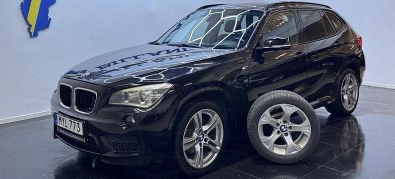 Svart Begagnad 2013 BMW X1 M Sport SUV | 94 900 kr (Marknadspris) - Bild 1/4