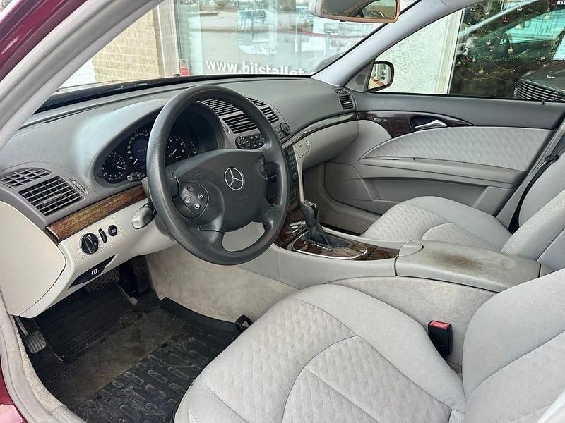Begagnad Mercedes E220 Classic 150 HK (110 kW) 2002 Mörkröd Sedan