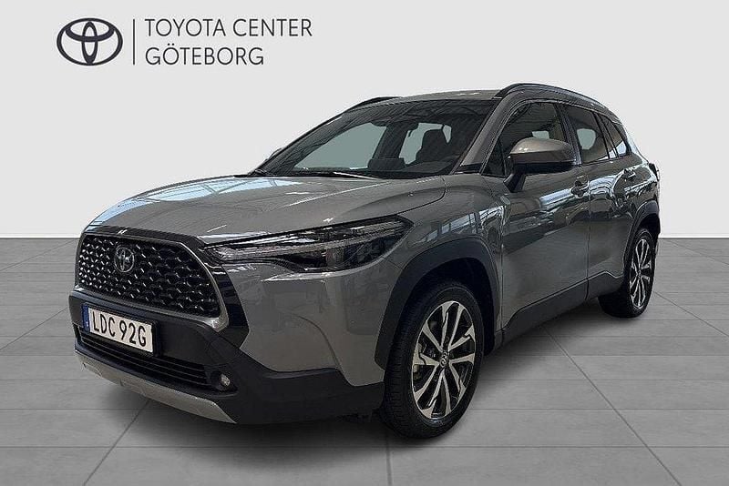 Grå Ny 2024 Toyota Corolla Cross Style SUV | 384 900 kr (Bra pris) - Bild 1/4