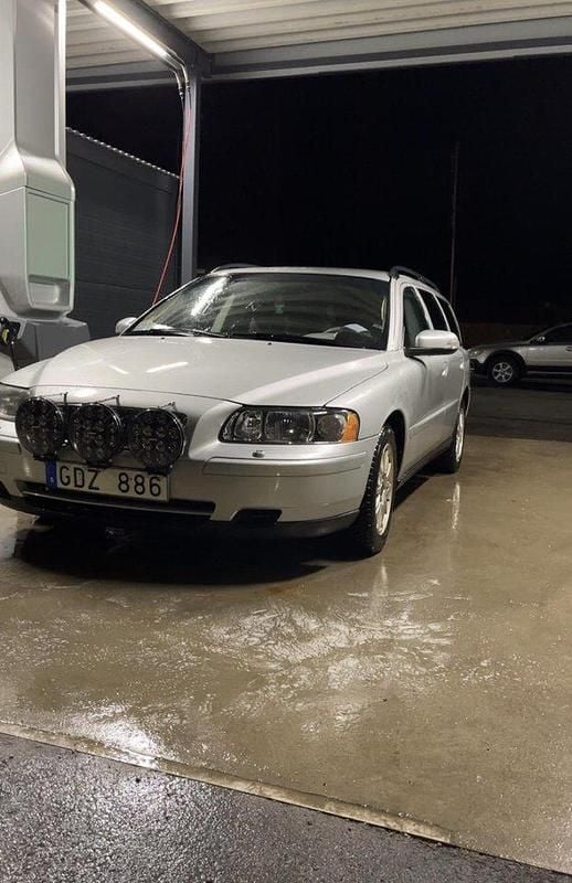 Grå Begagnad 2007 Volvo V70 Kinetic Kombi | 35 000 kr (Marknadspris) - Bild 1/4