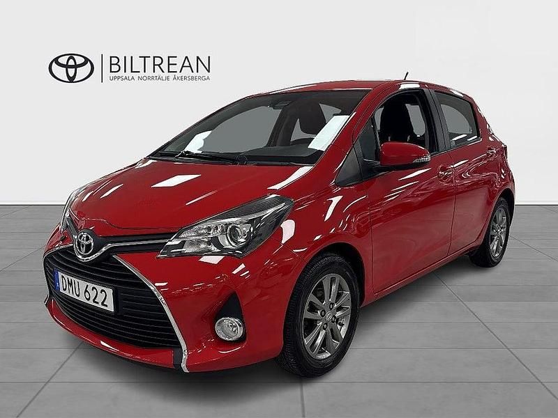 Röd Begagnad 2015 Toyota Yaris Active Halvkombi | 149 900 kr (Marknadspris) - Bild 1/3