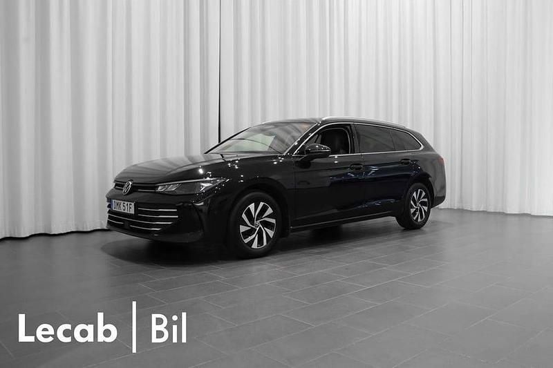 Svart (grenadilla black metallic) Begagnad 2024 VW Passat Kombi | 334 500 kr (Dyr) - Bild 1/4